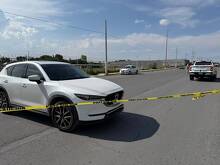 Autoridades investigan el accidente ocurrido en el bulevar Los Pastores donde un joven motociclista perdió la vida.