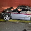 Se observa un acrro destrozado en color gris, hay una cinta roja de precaución.