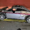 Se observa un acrro destrozado en color gris, hay una cinta roja de precaución.