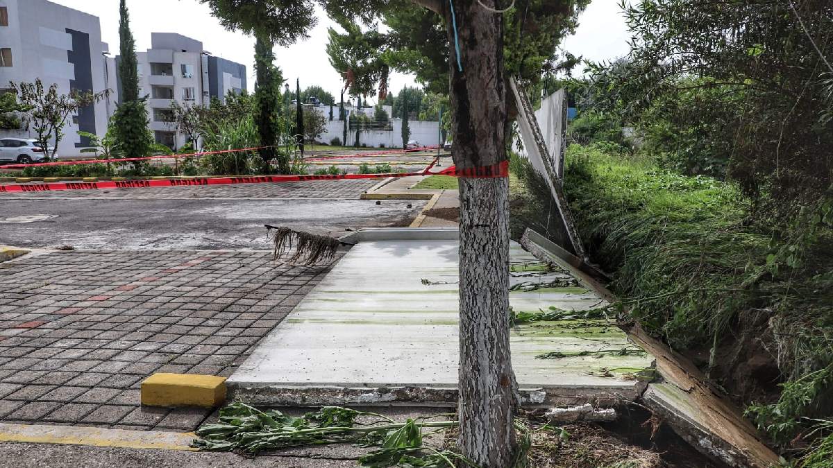 Barda colapsada en un fraccionamiento de Huejotzingo, Puebla.