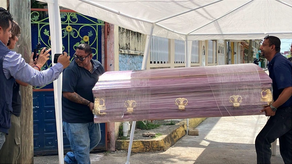 Hombres cargando el féretro de la periodista Roxana Guzmán asesinada en Veracruz.