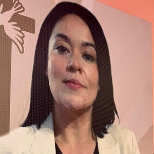 Fotografía de Roxana Guzmán, periodista asesinada en Veracruz, en un altar durante su velorio.