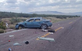 Automóvil involucrado en una aparatosa volcadura que terminó con la vida de una mujer y un menor de edad.