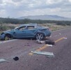 Automóvil involucrado en una aparatosa volcadura que terminó con la vida de una mujer y un menor de edad.