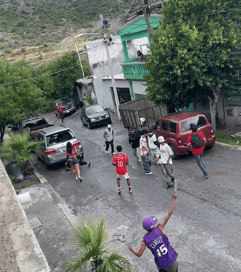 En respuesta, elementos de la Policía Municipal y del Grupo de Reacción Sureste acudieron al lugar para controlar la situación