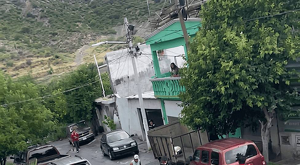 En respuesta, elementos de la Policía Municipal y del Grupo de Reacción Sureste acudieron al lugar para controlar la situación