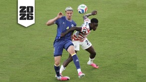 Folarin Balogun haciendo una entrada dura al jugador de Bosnia y Herzegovina.