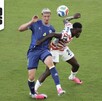 Folarin Balogun haciendo una entrada dura al jugador de Bosnia y Herzegovina.