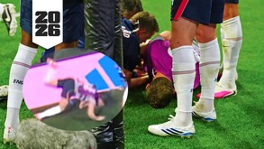 Jordan Henderson siendo atendido por el equipo médico tras su lesión en el brazo.