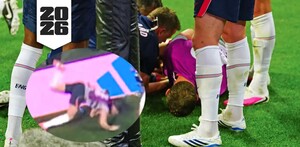 Jordan Henderson siendo atendido por el equipo médico tras su lesión en el brazo.