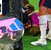 Jordan Henderson siendo atendido por el equipo médico tras su lesión en el brazo.