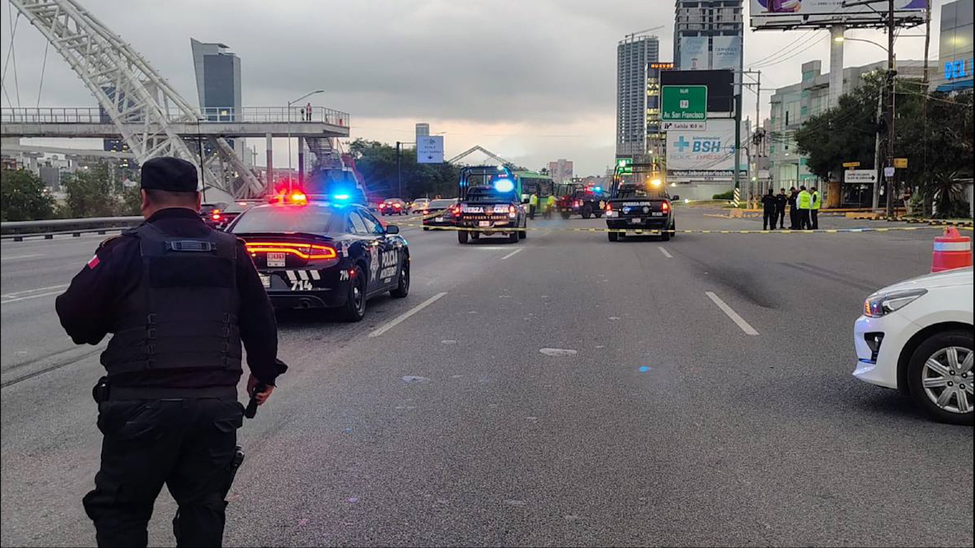 Joven de 25 a 30 años muere atropellado en Monterrey. Conductor huyó sin prestar ayuda. Autoridades investigan en avenida Morones Prieto, Colonia Sertoma.
