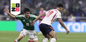 Jude Bellingham y Gilberto Mora disputando un balón.
