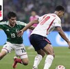 Jude Bellingham y Gilberto Mora disputando un balón.