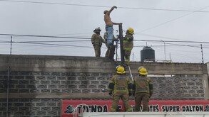 Ladrón queda atrapado 6 horas en un poste de luz en Chimalhuacán tras intentar robar una casa