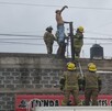 Ladrón queda atrapado 6 horas en un poste de luz en Chimalhuacán tras intentar robar una casa