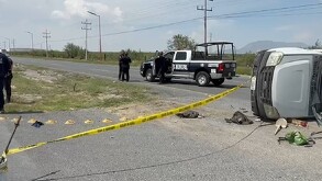 Se observa un accidente en la carretera, donde está una camioneta color blanco volcada.