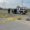 Se observa un accidente en la carretera, donde está una camioneta color blanco volcada.