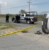 Se observa un accidente en la carretera, donde está una camioneta color blanco volcada.