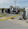 Se observa un accidente en la carretera, donde está una camioneta color blanco volcada.