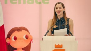 Mariana Rodríguez hablando en evento.