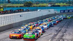 Automóviles Nascar corren en pista de carreras durante competencia