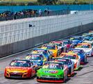 Automóviles Nascar corren en pista de carreras durante competencia
