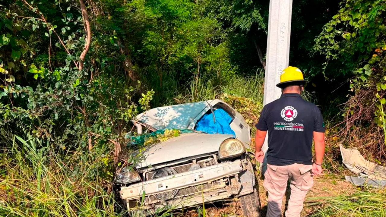 Un hombre murió luego de que el vehículo que conducía volcó y se impactó contra un poste sobre la Carretera Nacional, en Montemorelos.