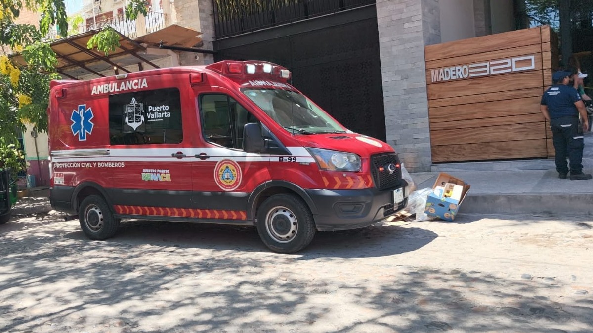 Ambulancia de Protección Civil y Bomberos de Puerto Vallarta estacionada fuera de los Condominios Madero