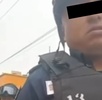 Un policía fue captado pidiendo dinero a un motociclista en Chalco, Edomex.