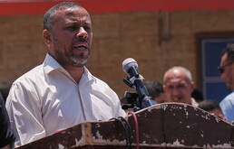 Ismail al-Thawabta, director del departamento de prensa del gobierno administrado por Hamás, en conferencia de prensa en el Hospital Al-Aqsa en Deir al-Balah