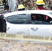 Choche con cintas de prohibido el paso y alrededor policías