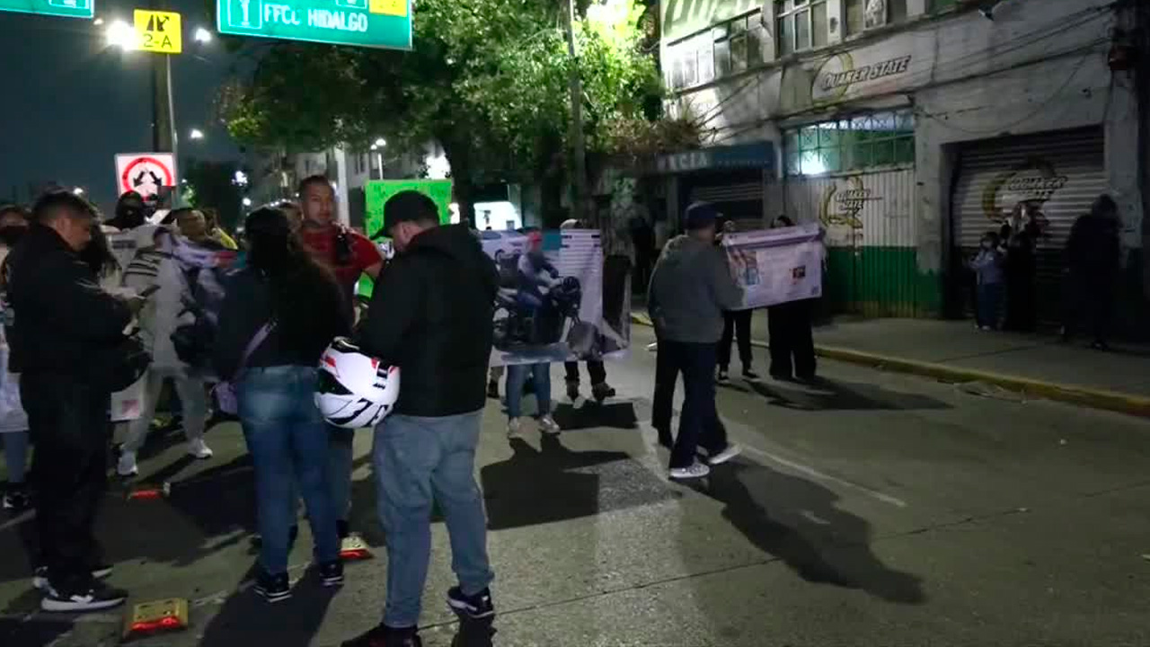 Familiares de José Fernando Mendoza bloquearon Circuito Interior para exigir avances en su búsqueda.