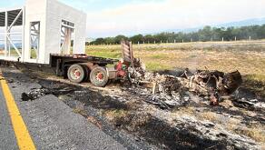 Choque e incendio de auto en autopista a Laredo.