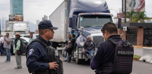 dos policías estatales de puebla en una manifestación de conductores de transporte de carga