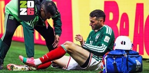 Santiago Giménez tendido en el cesped tras la lesión sufrida al final del partido.