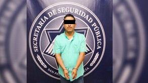 El sospechoso se transportaba en un vehículo Nissan, modelo V Drive.