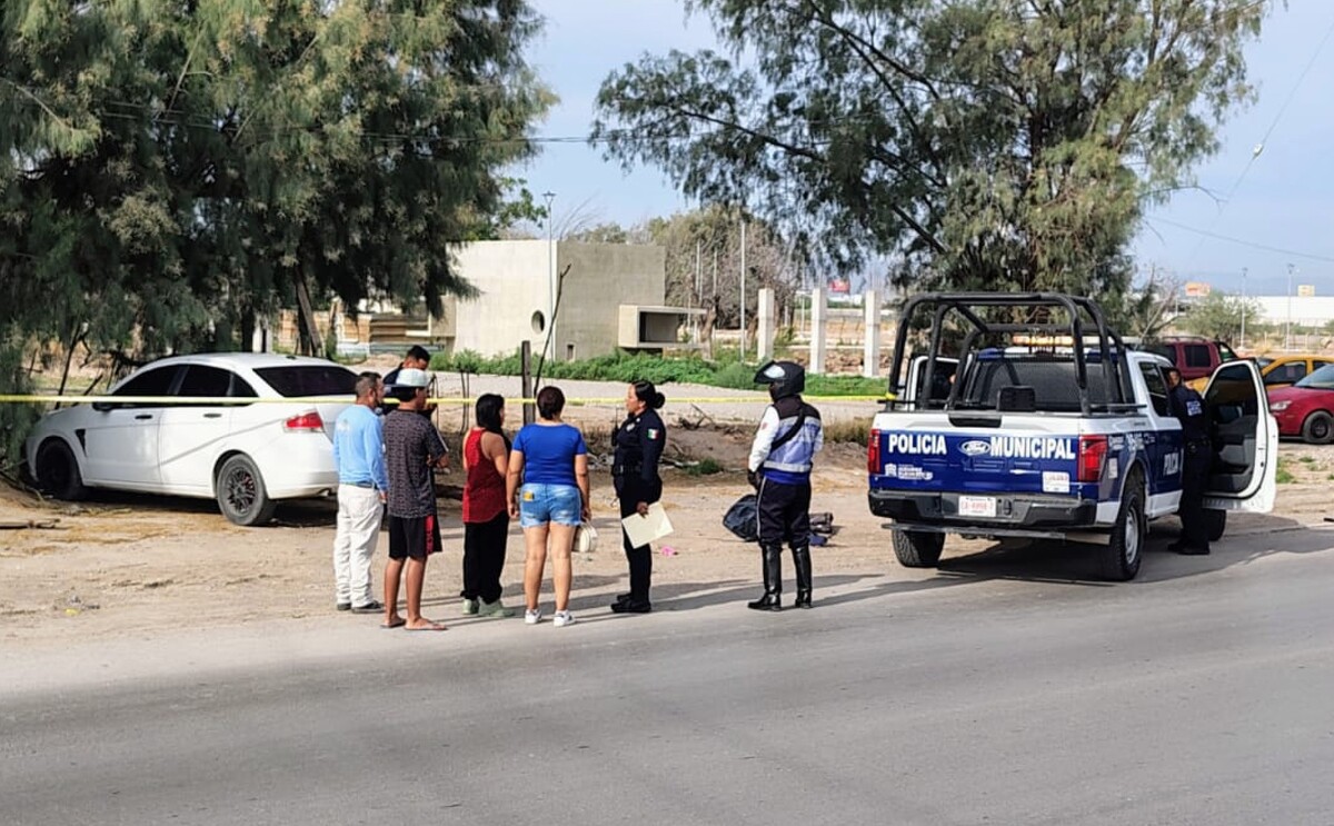 Policías de Torreón atendiendo el reporte de un ciclista muerto tras ser arrollado por mujer en bulevar Centenario.