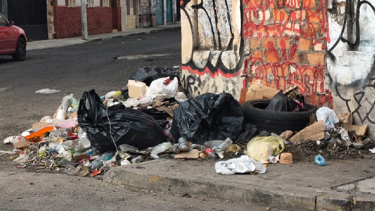 El tiradero de basura en la colonia Analco se ubica a pocas cuadras de la concurrida Arena Coliseo.