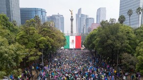 Toma aérea en el Ángel de la Independencia de capitalinos reunidos para ver los partidos de la Selección Mexicana.