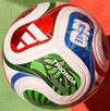 El balón Trionda representa la unión entre las tres naciones que serán sede de la Copa del Mundo: México, Estados Unidos y Canadá.