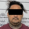Hombre de pelo rizado y tatuajes en el cuello detenido por la policía de Quintana Roo.