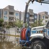 Camión recolecta el agua para disminuir la inundación en un fraccionamiento de Puebla.