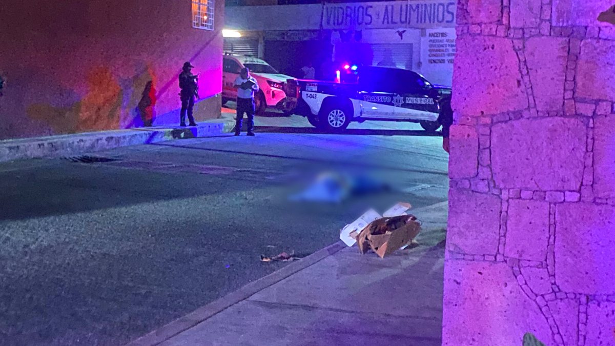 policías en una calle donde un hombre murió atropellado en chilpancingo guerrero
