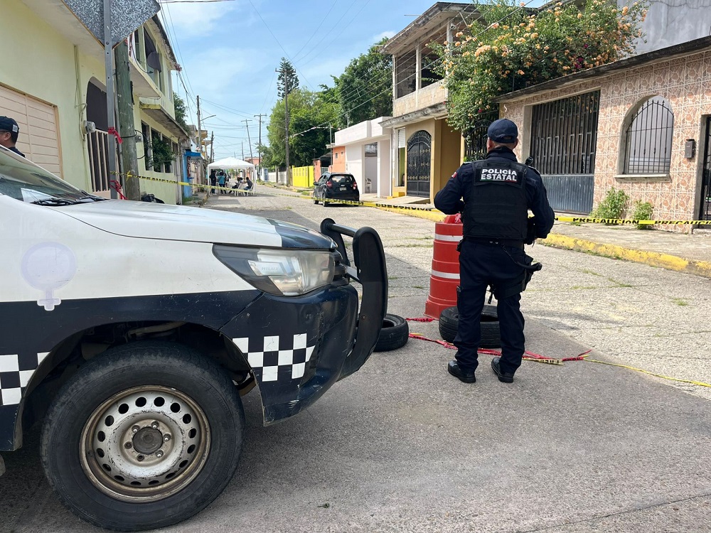 Policía vigilando el domicilio de Roxana Guzmán en Nanchital.