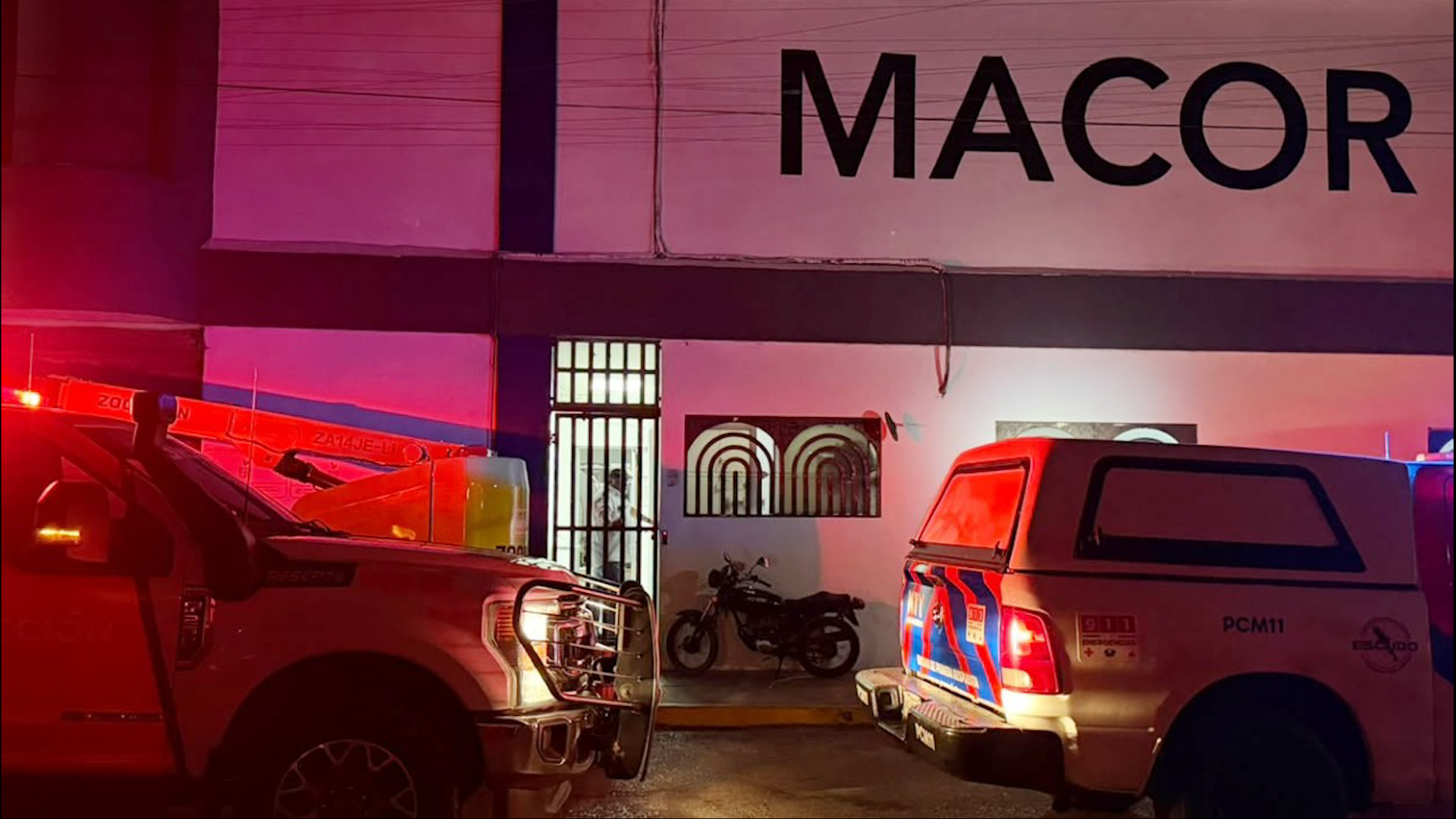 José Ángel Rodríguez González sufre fractura en muñeca izquierda al quedar atrapado en torno. Protección civil emite recomendaciones tras falla de seguridad.
