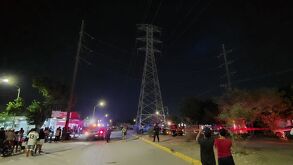Bomberos rescatando a joven de torre alta.