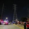 Bomberos rescatando a joven de torre alta.