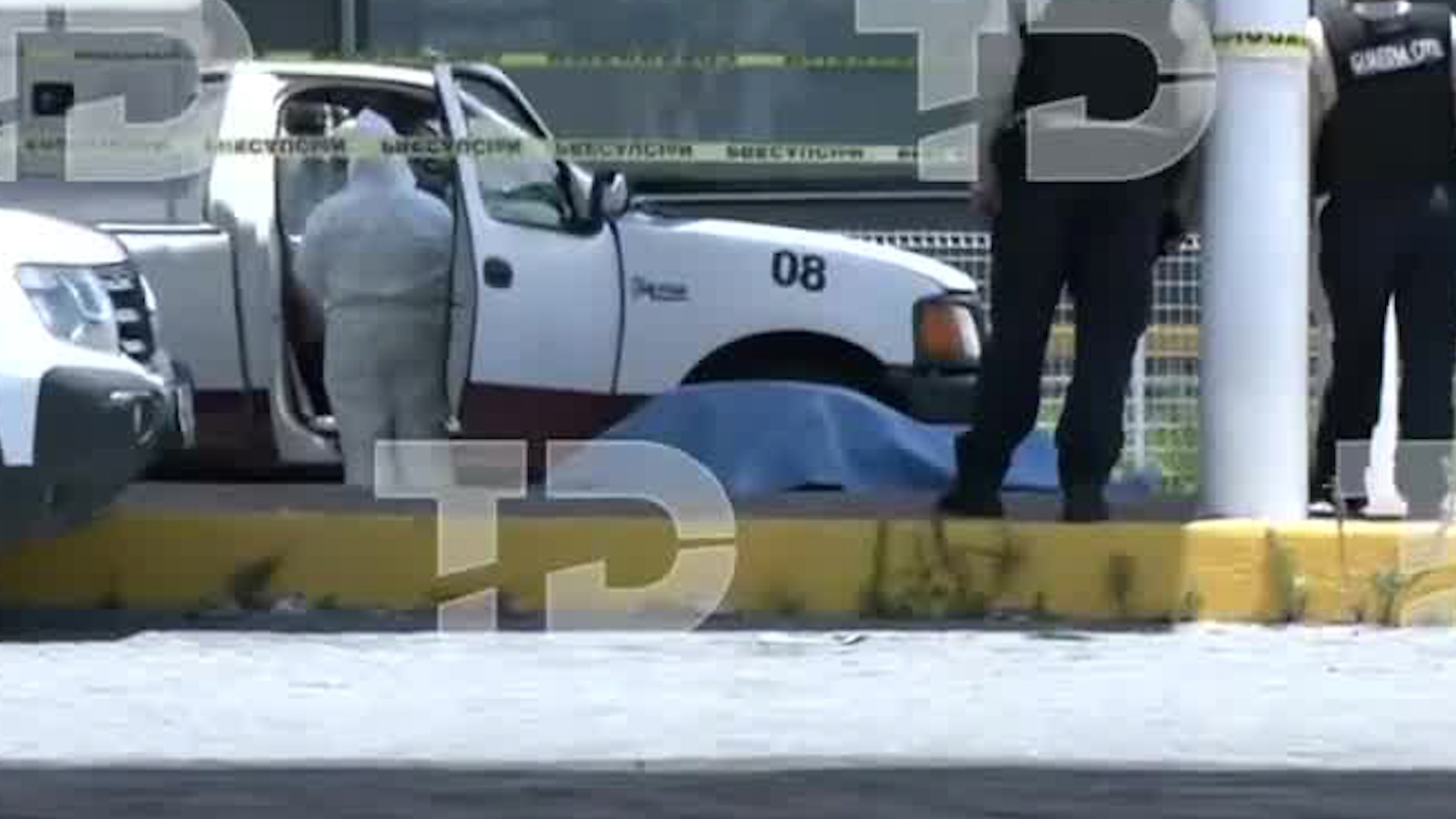Hombre de 82 años sufre infarto fulminante en terminal Mexibús Ojo de Agua. Familia enlutada espera levantamiento del cadáver en Tecámac.