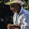 Adulto mayor comiendo al aire libre en la Ciudad de México.